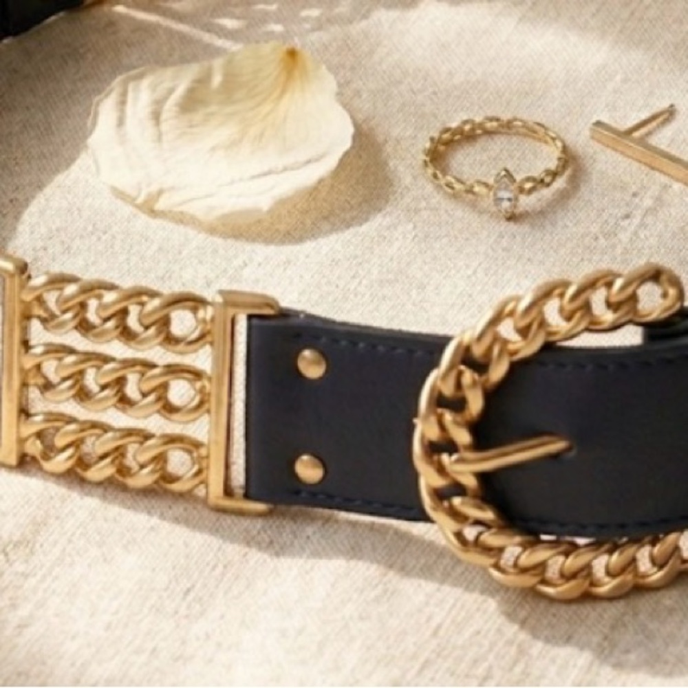 Vintage women’s dark blue leather gold chunky link metal big buckle 80’s
